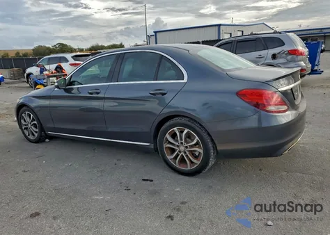 2015 Mercedes-Benz C 300 z USA, uszkodzony, nr VIN 55SWF4JB3FU072285